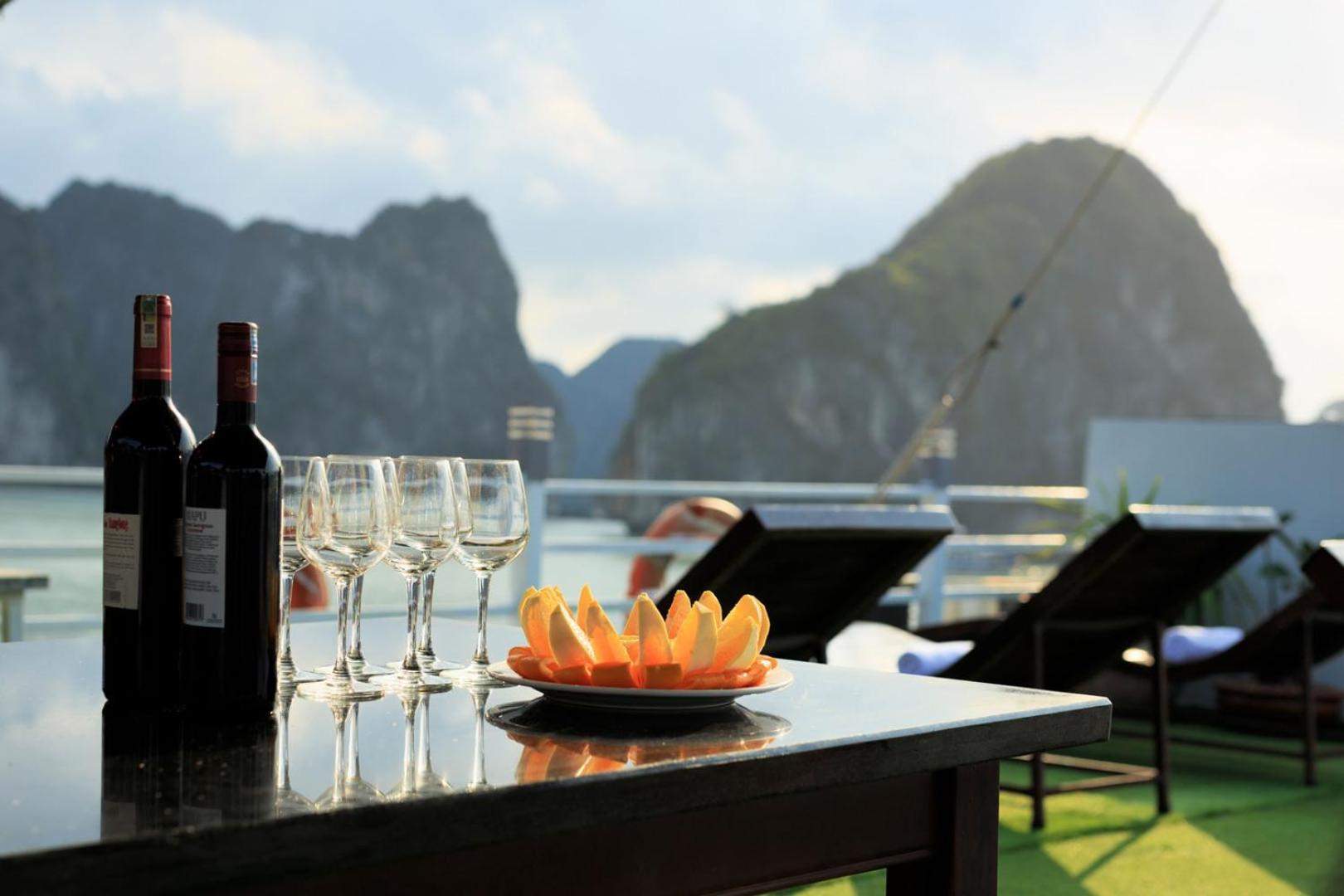 Cozy Bay Classic Cruise Ha Long Exterior photo