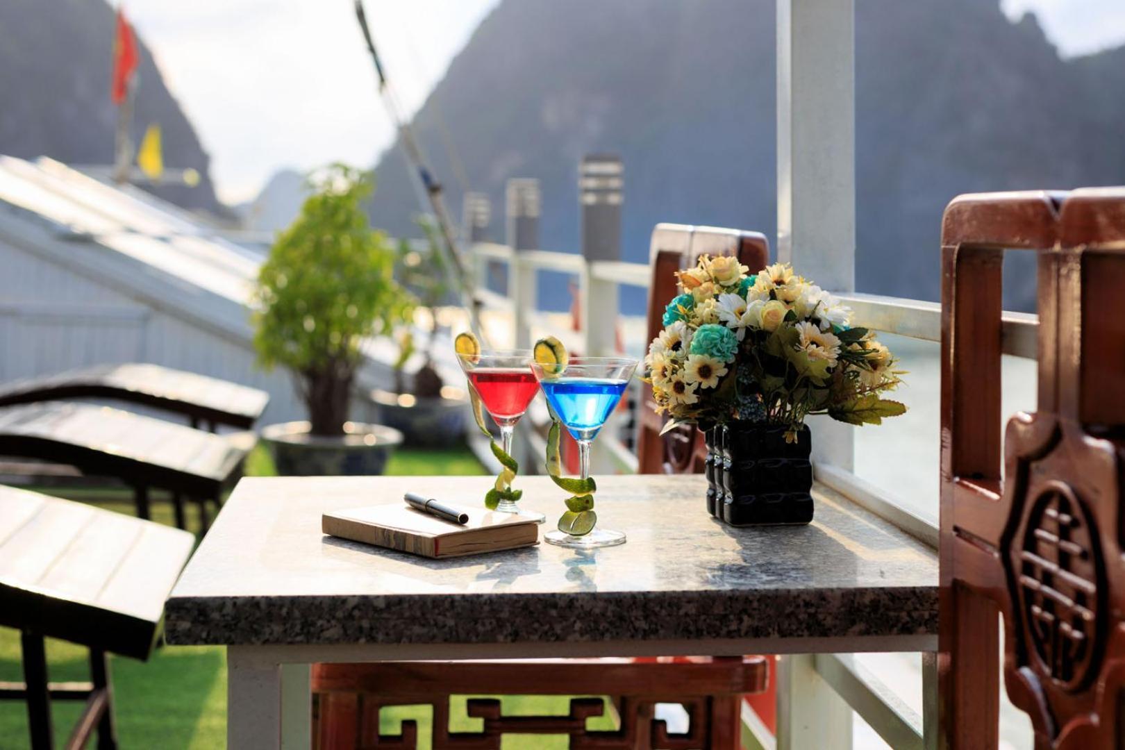 Cozy Bay Classic Cruise Ha Long Exterior photo