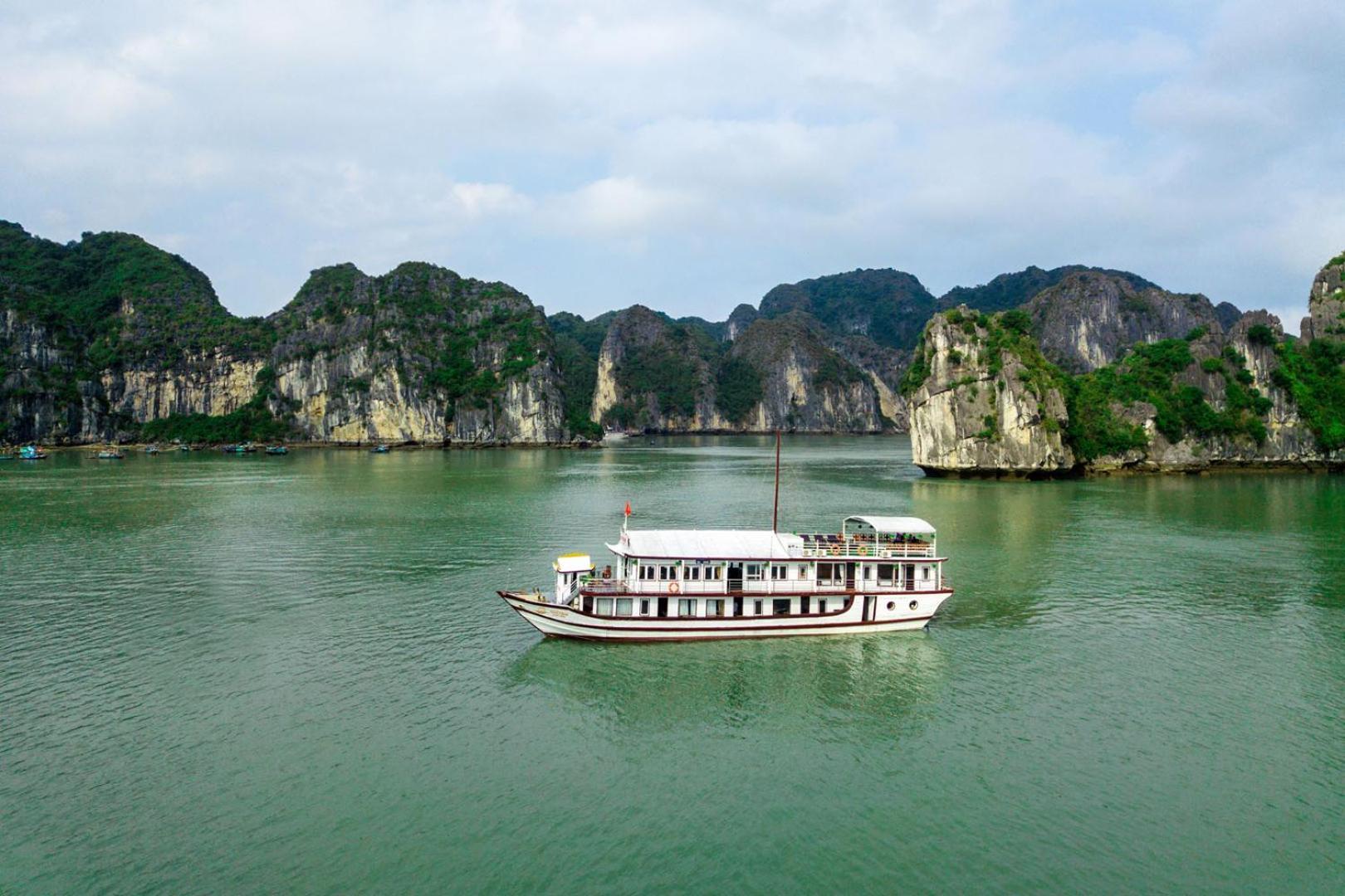 Cozy Bay Classic Cruise Ha Long Exterior photo