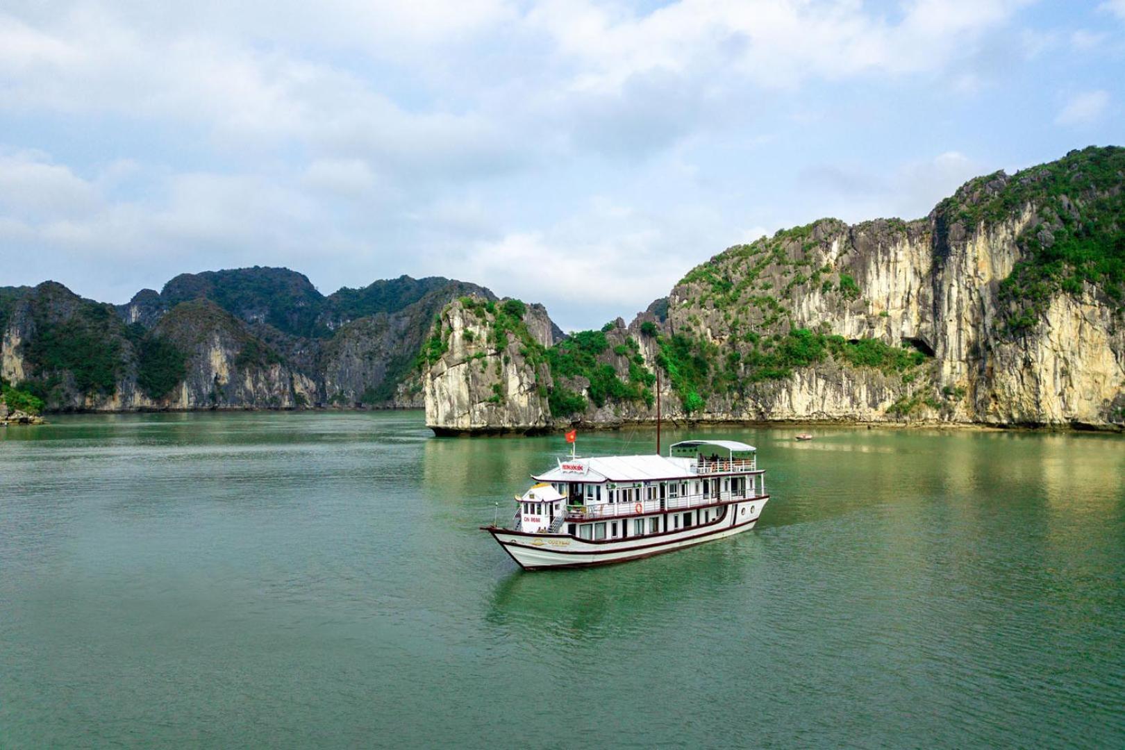 Cozy Bay Classic Cruise Ha Long Exterior photo