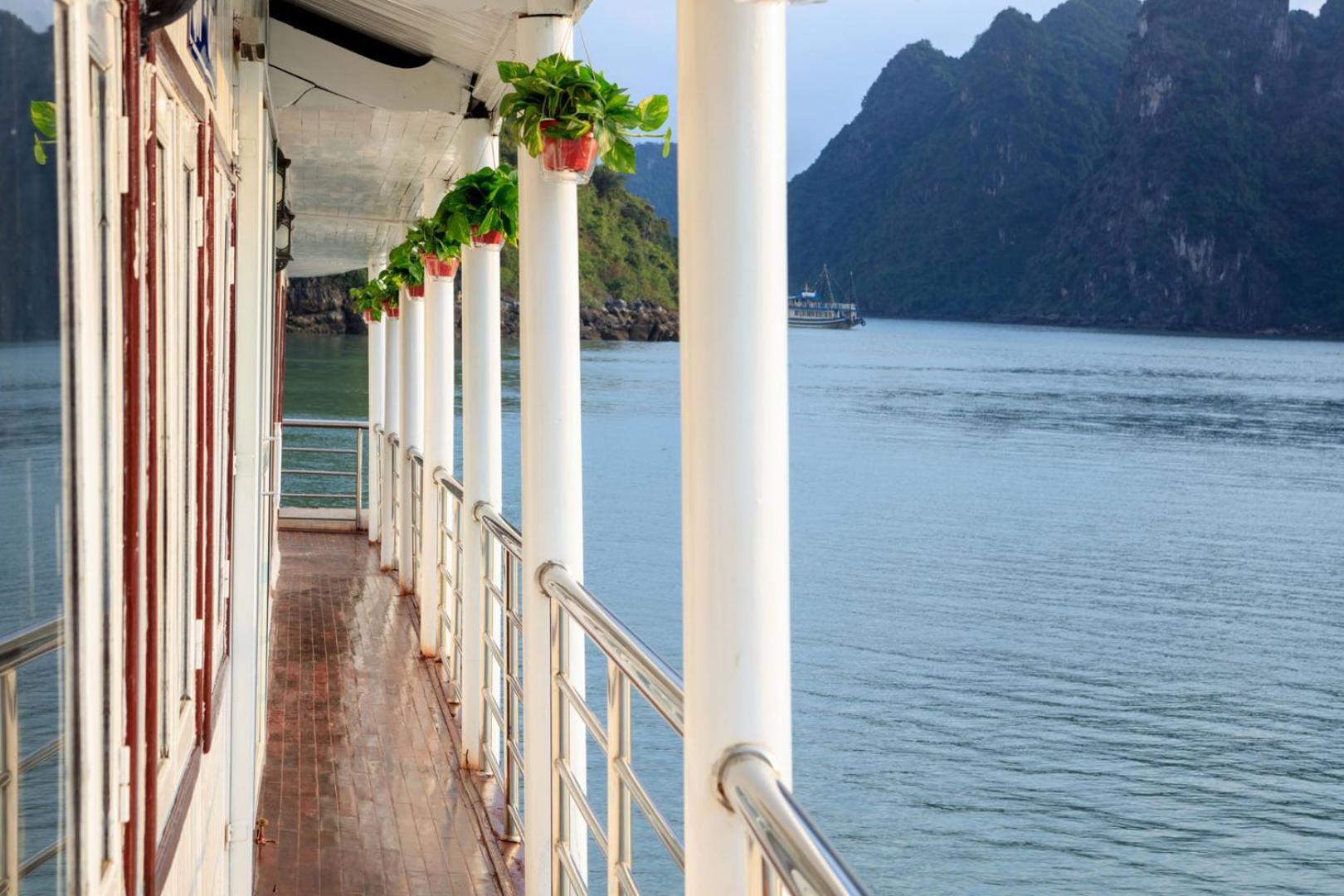 Cozy Bay Classic Cruise Ha Long Exterior photo