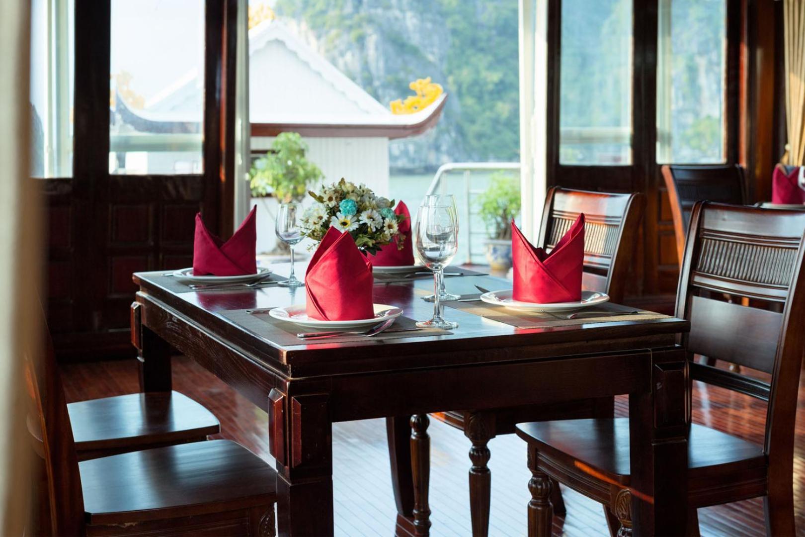 Cozy Bay Classic Cruise Ha Long Exterior photo