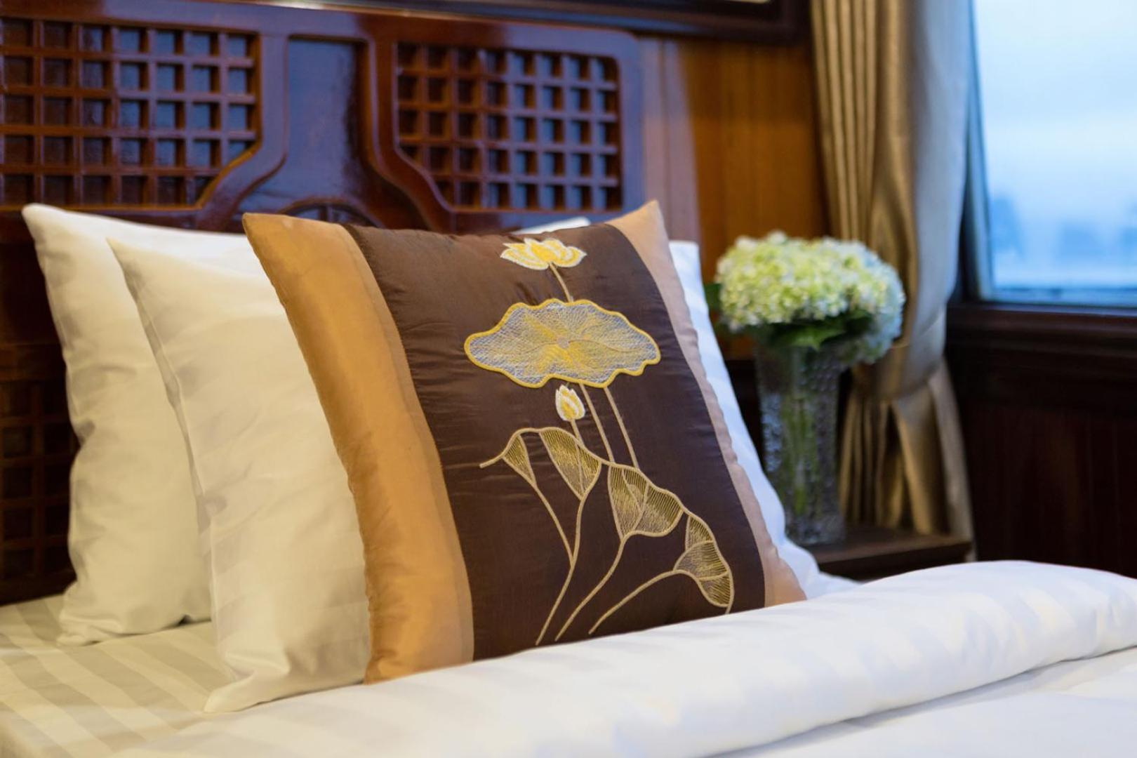 Cozy Bay Classic Cruise Ha Long Exterior photo